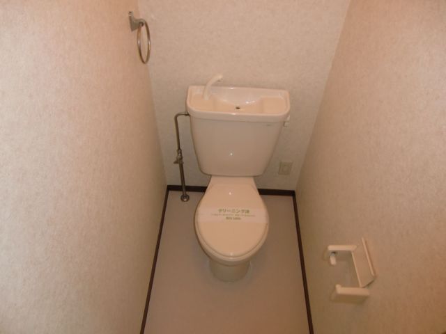 トイレ　タオル掛あります