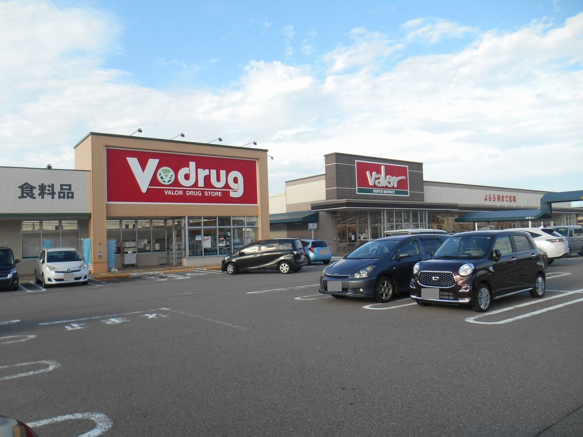 ドラックストア　V・drug松任東店（ドラッグストア）まで608m