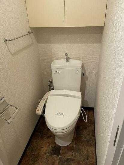 東京メトロ日比谷線 八丁堀駅 徒歩2分 13階建 築23年のトイレ写真
