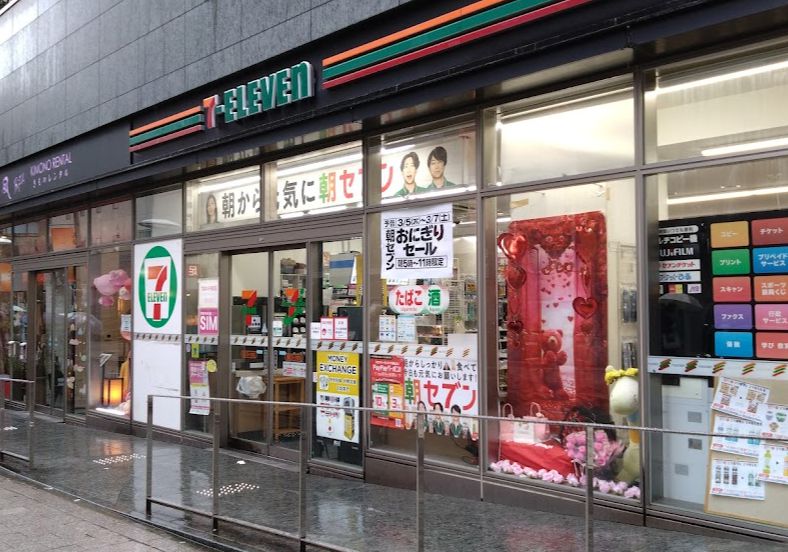 コンビニ　セブン-イレブン 赤坂３丁目一ツ木通り店（コンビニ）まで169m