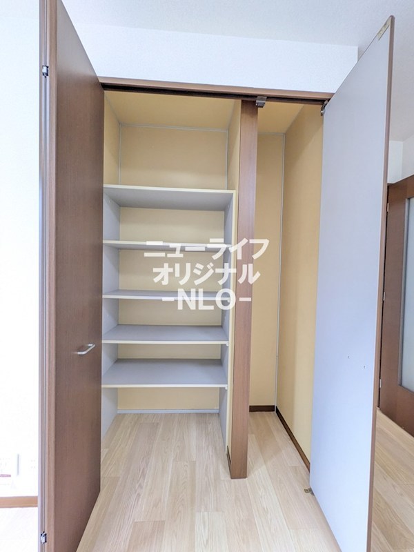 その他　リビング収納☆棚があり小物もすっきりと収納できます☆