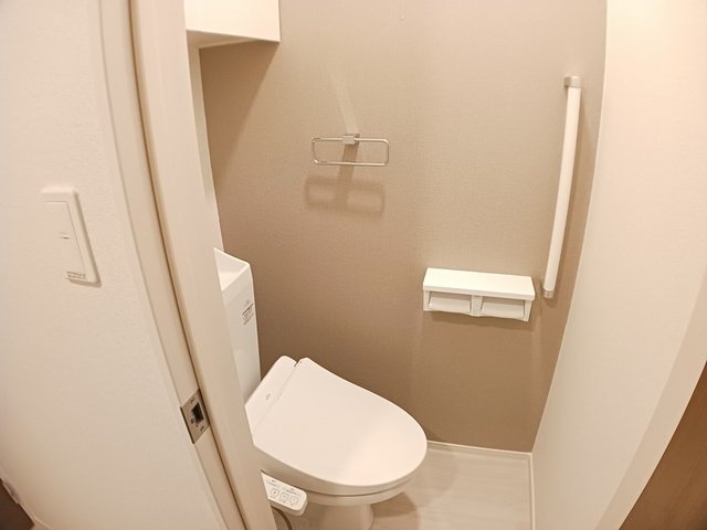 トイレ　落ち着いた色調のトイレです