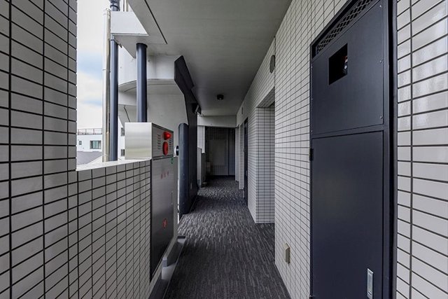 東急田園都市線 三軒茶屋駅 徒歩12分 8階建 築21年の玄関写真