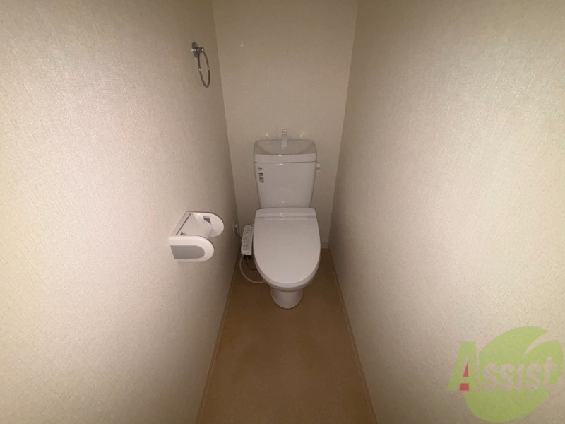 トイレ　トイレは温水洗浄便座です。シンプルな雰囲気になっています。