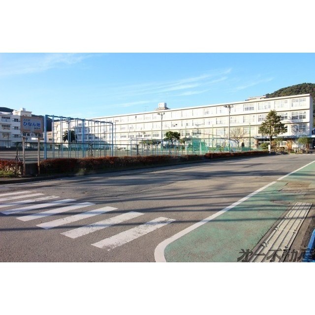 小学校　静岡市立服織小学校（小学校）まで200m