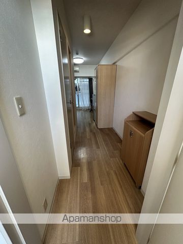 地下鉄御堂筋線 中津駅 徒歩5分 8階建 築28年の玄関写真