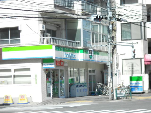 コンビニ　ファミリーマート（コンビニ）まで330m