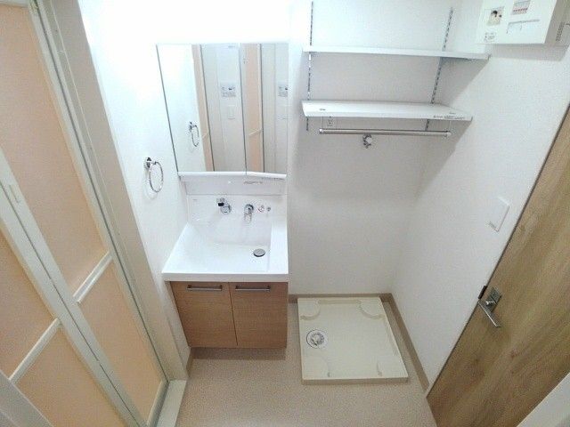 洗面設備　反転タイプのお部屋となります。