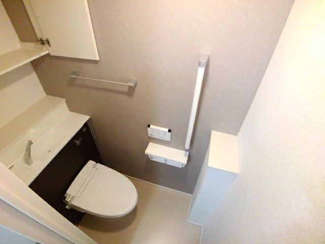 トイレ　反転タイプのお部屋となります。