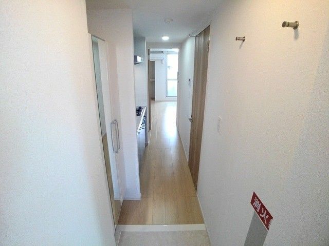 玄関　反転タイプのお部屋となります。