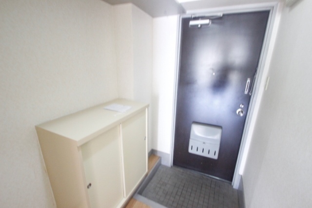 玄関　写真は違う号室の反転タイプです。