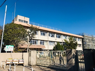 小学校　鹿児島市立八幡小学校（小学校）まで242m