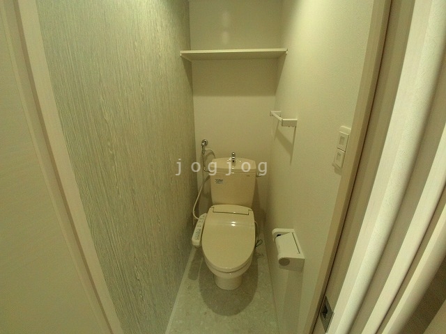 トイレ　嬉しい温水洗浄便座付きのトイレです。
