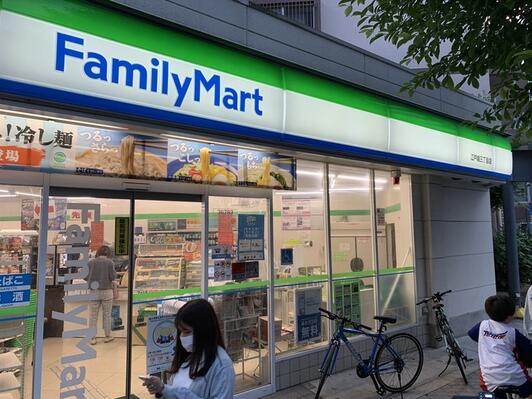 コンビニ　ファミリーマート 江戸堀三丁目店（コンビニ）まで246m