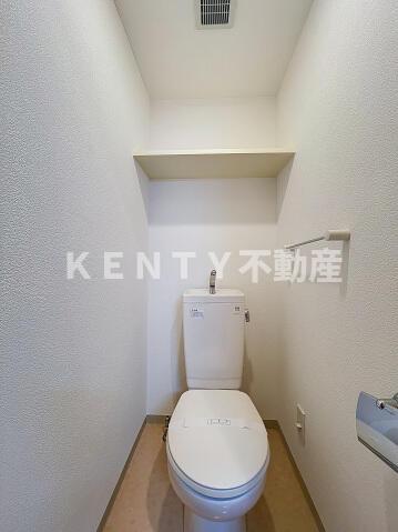 トイレ　落ち着いた色調のトイレです
