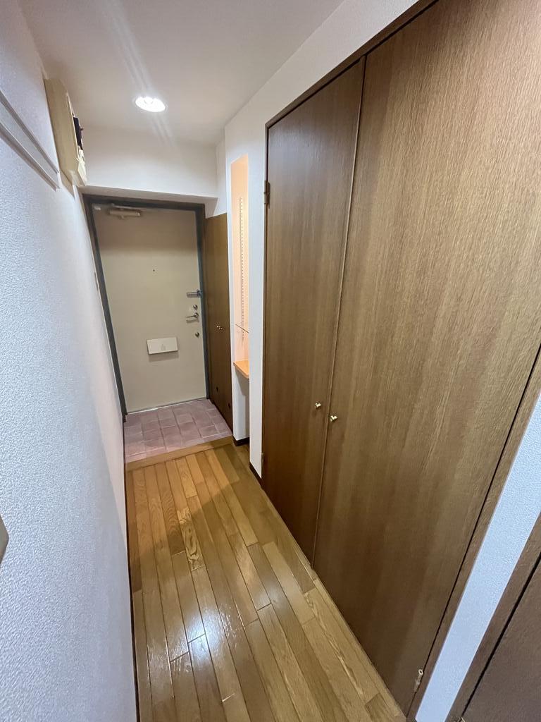 平和マンション榴ヶ岡の玄関写真
