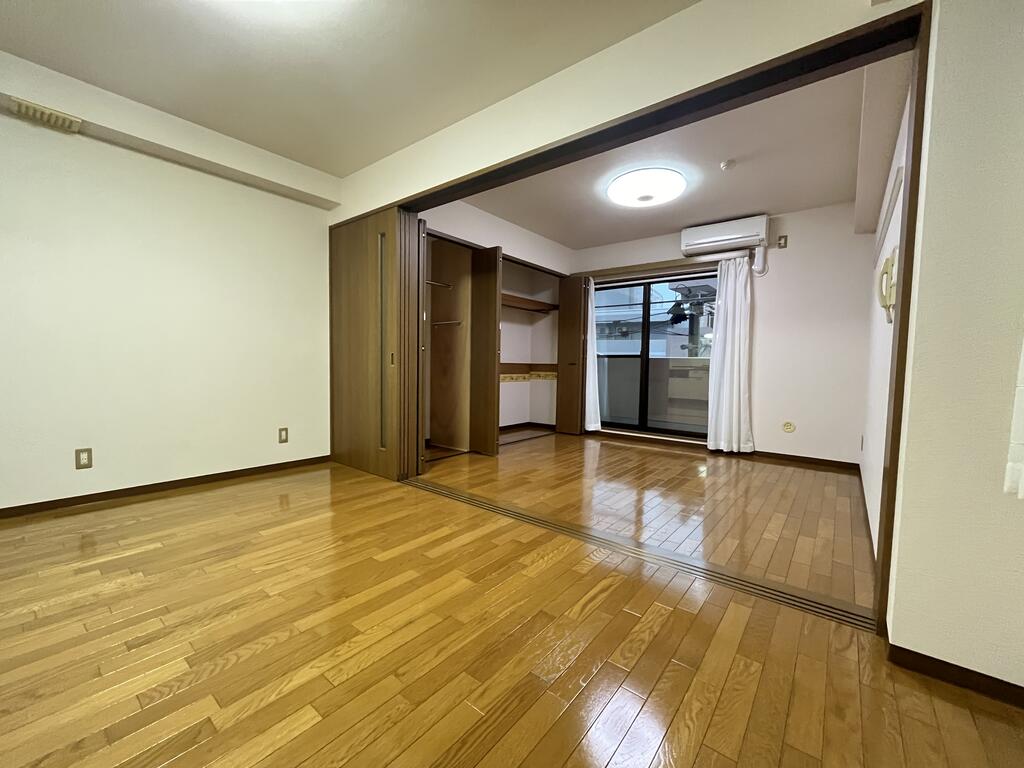 平和マンション榴ヶ岡の居間写真