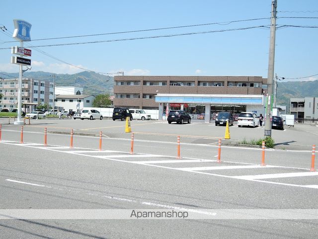 コンビニ　ローソン高知北久保店（コンビニ）まで485m