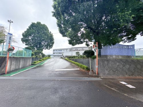 小学校　豊後大野市小中一貫教育校三重学園三重東小学校（小学校）まで710m
