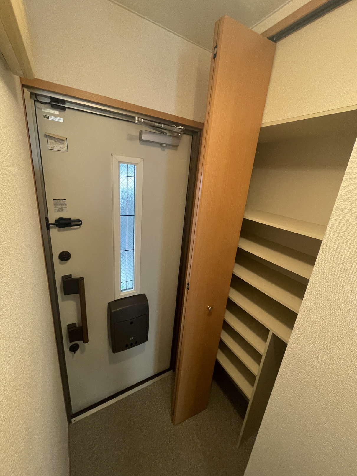 玄関　※同物件別号室の参考写真です。
