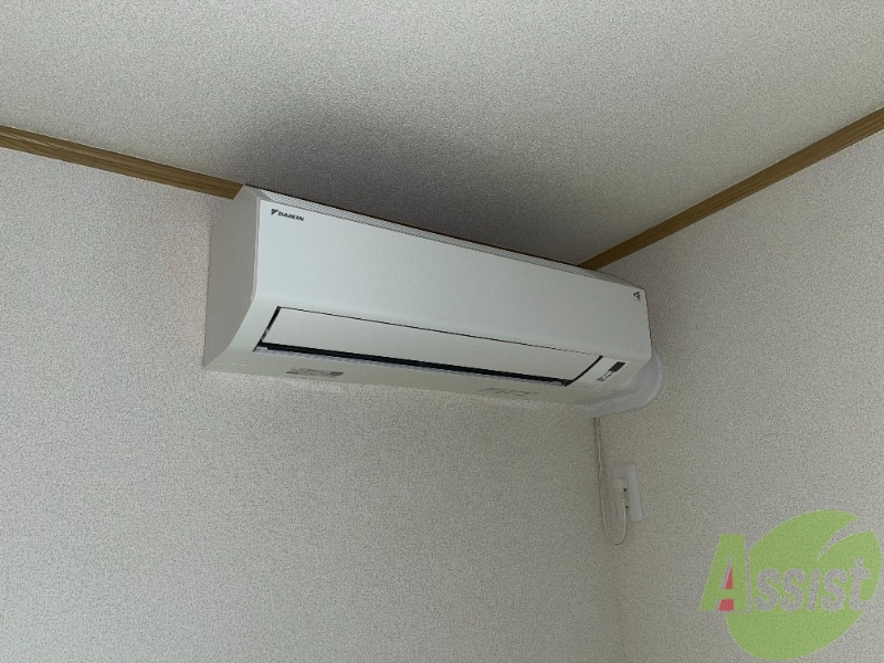その他設備　備え付けのエアコンです。入居後、すぐ使えますね。