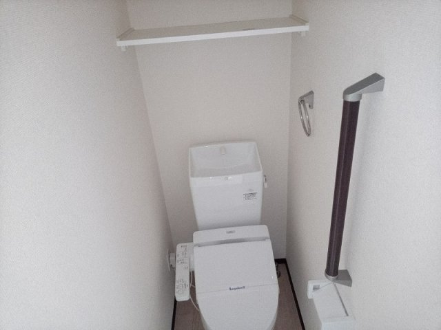 トイレ　温水洗浄機能付き便座、手すり付き