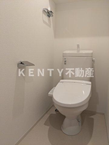 トイレ　落ち着いた色調のトイレです