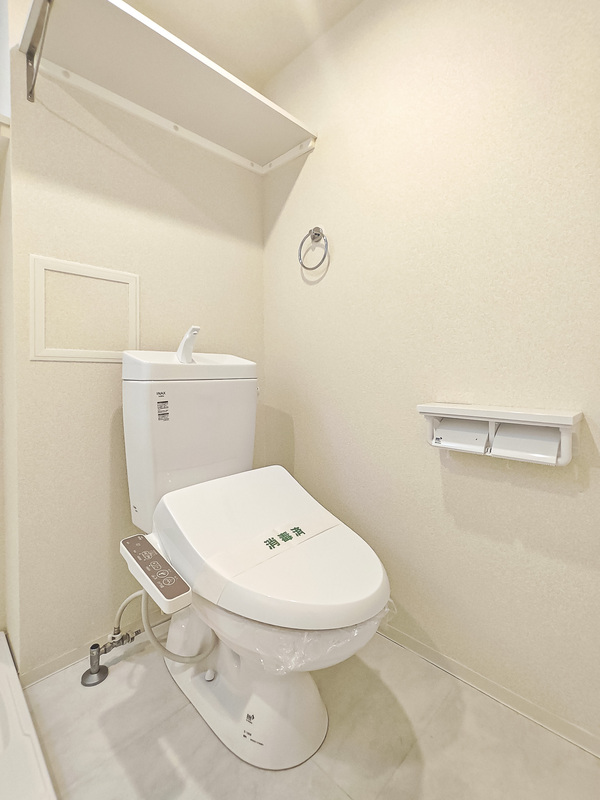 トイレ　落ち着いた色調のトイレです