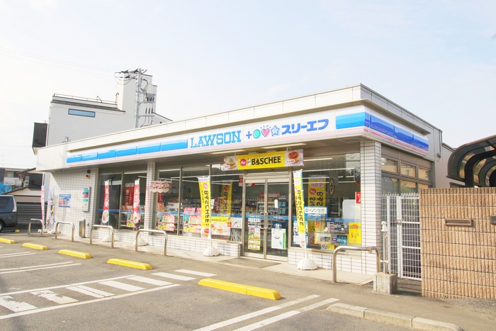 コンビニ　ローソン＋スリーエフ（コンビニ）まで180m