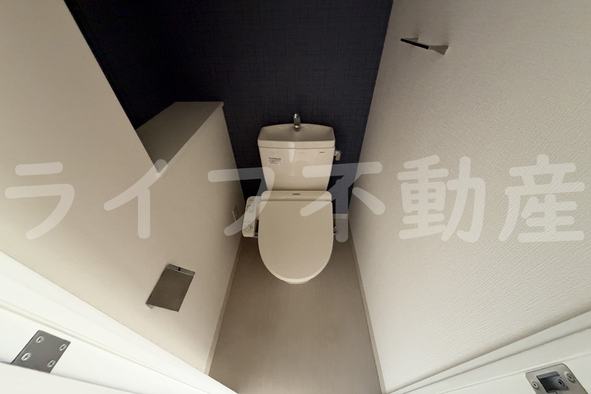 トイレ　落ち着いた色調のトイレです