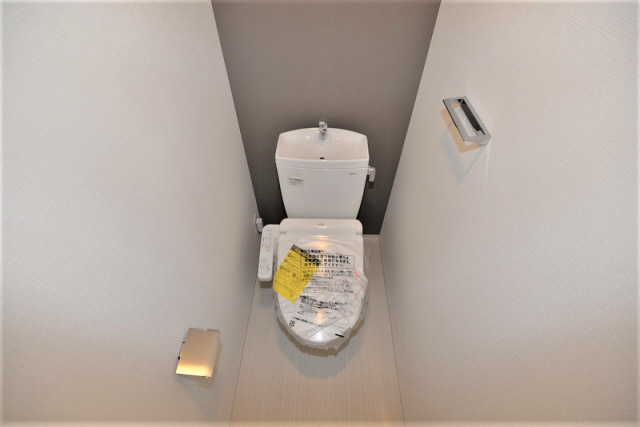 トイレ　落ち着いた色調のトイレです