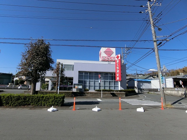 銀行　富士信用金庫須津支店（銀行）まで670m