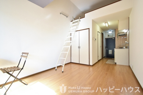 居室・リビング　※写真左端のテーブルセットは設備ではございません。