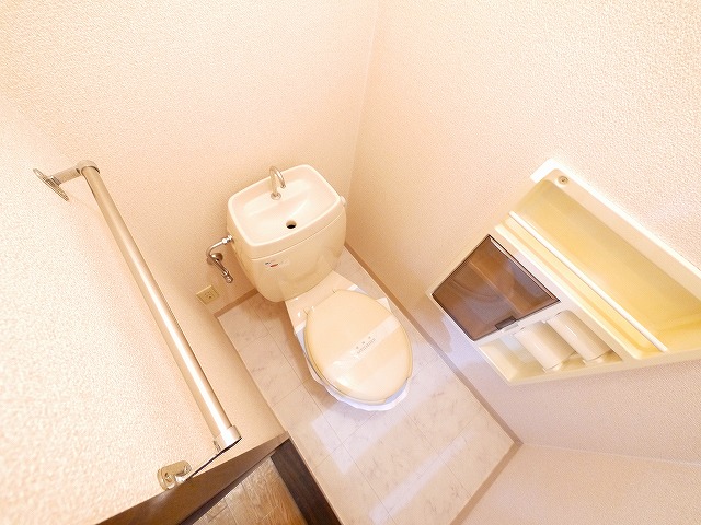 トイレ　落ち着いた色調のトイレです