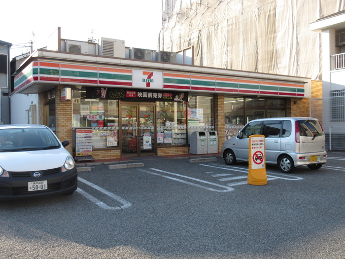 コンビニ　セブンイレブン（コンビニ）まで310m