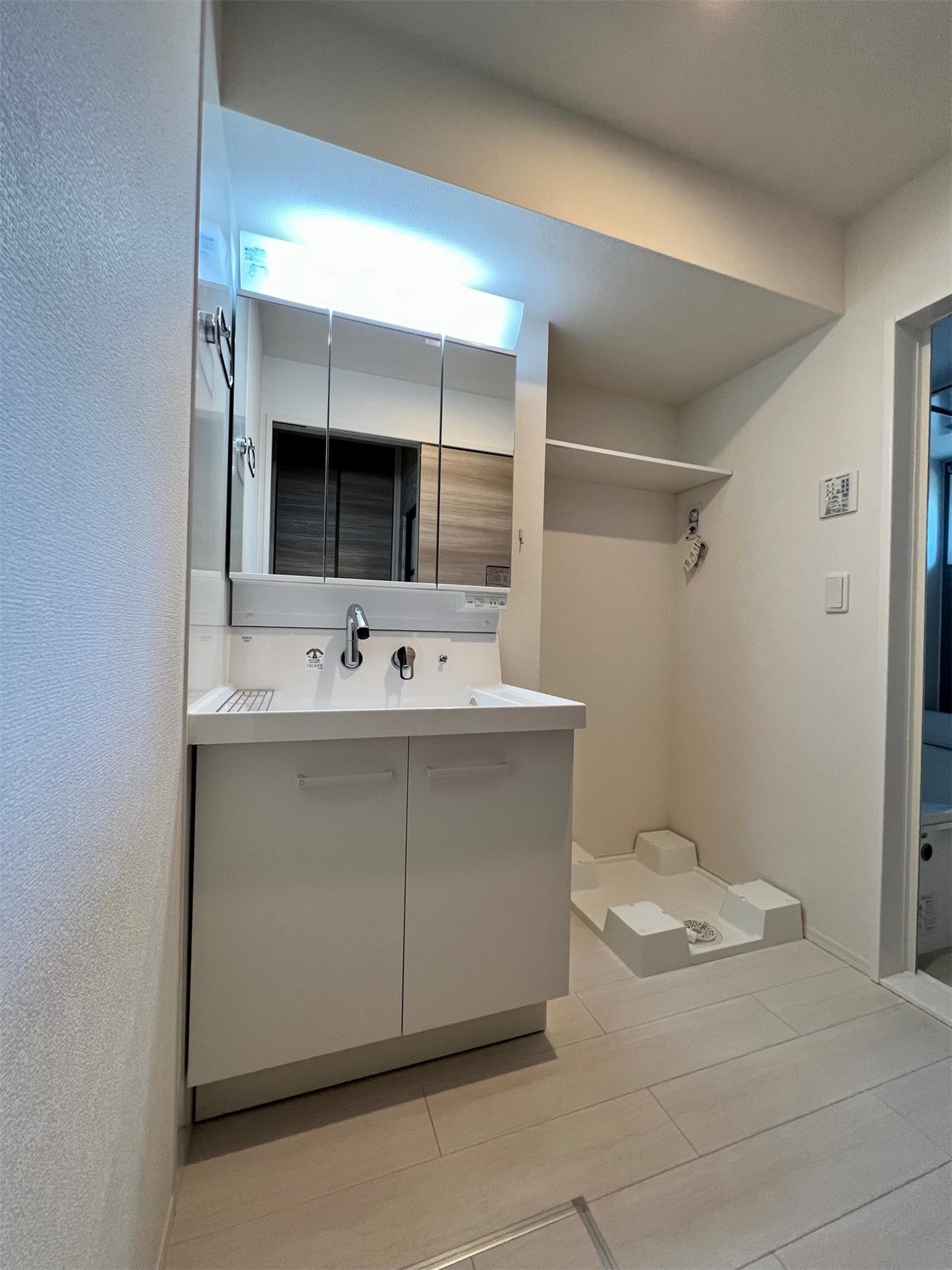 洗面設備　別部屋参考写真反転タイプ