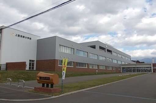 その他　上富良野町立上富良野小学校（その他）まで700m