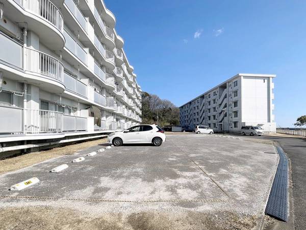 駐車場　駐車場があるので、車を買う予定の方も安心です