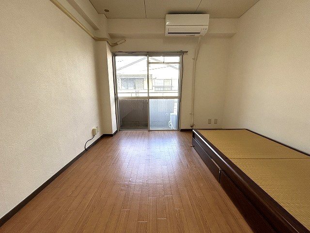 居室・リビング　同タイプ別部屋実際はベッドフレームはございません。