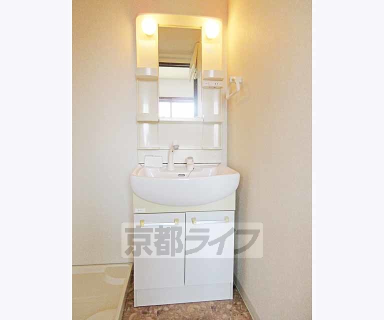 洗面設備　キレイな独立洗面台！