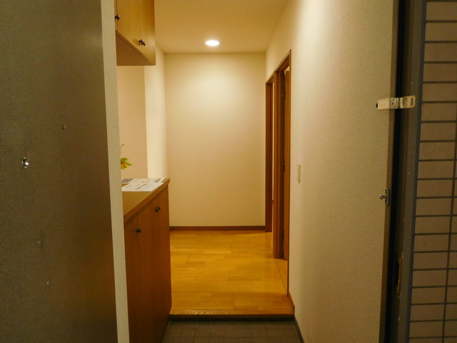 玄関　※入居時は、装飾品及び家具はついておりません。