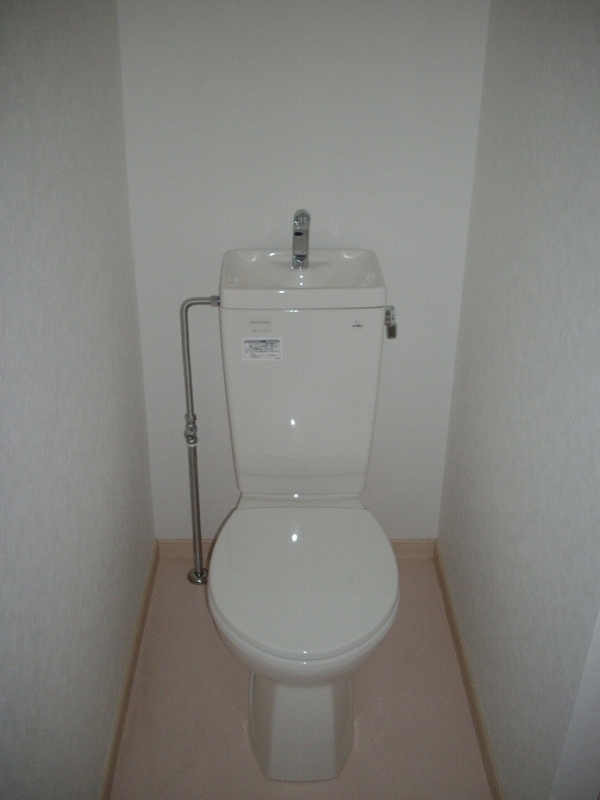 その他　室内が広くキレイなトイレ！（原状回復前の写真です）