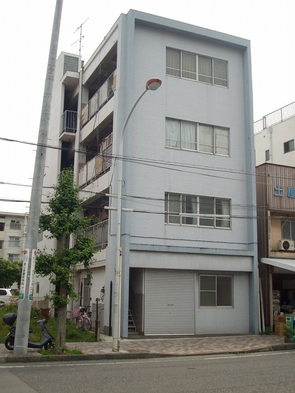 建物外観　コンビニまで徒歩１分！レンタルショップまで徒歩３分！！（原状