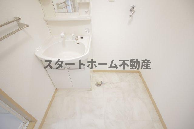 洗面設備　ゆったりとスペースのある洗面所