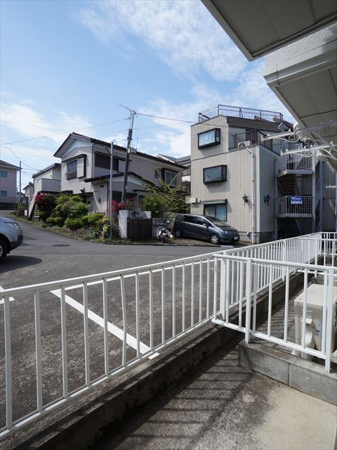 その他設備　テラス、フェンスで囲っています。前は専用舗装駐車場。