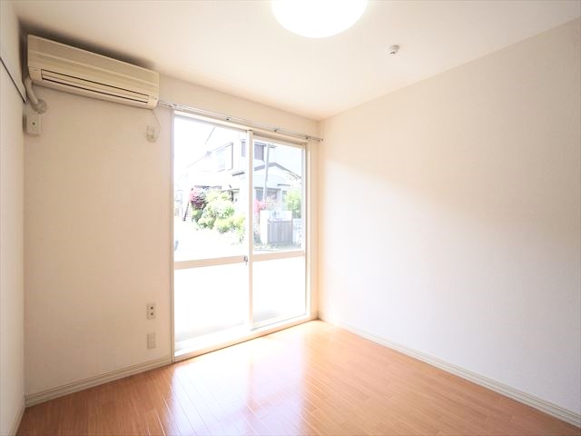 居室・リビング　5.5帖居室、エアコン付、南窓で日当り良好