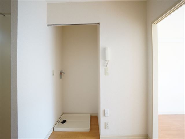 居室・リビング　2.4帖居室、洗濯機置場とインターホン付