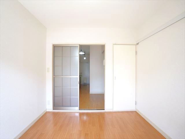 居室・リビング　5.5帖居室、エアコンと物入付、雨戸あります