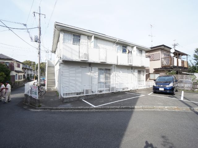 建物外観　南側は専用駐車場です。