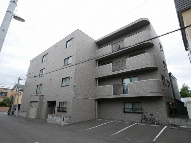 札幌市東区北三十条東のマンションの建物外観